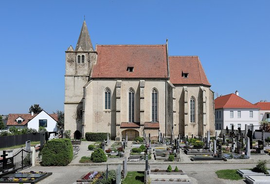 Südansicht der röm.-kath. Pfarrkirche in Engabrunn